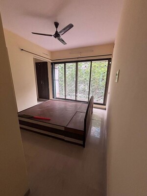 Room in 1.5 BHK Apartment at Suvrat CHS, Tembhi Naka – for Sale