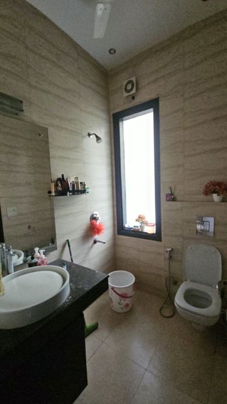 Bathroom, sushant lok i 3 Bedroom 300 Sq.Yd. Builder Floor In Sushant Lok I Gurgaon 10747978