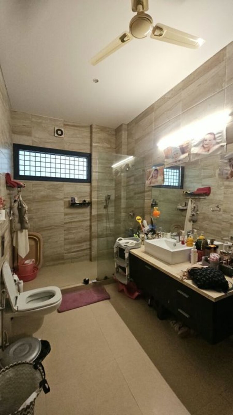 Team Area, sushant lok i 3 Bedroom 300 Sq.Yd. Builder Floor In Sushant Lok I Gurgaon 10747978