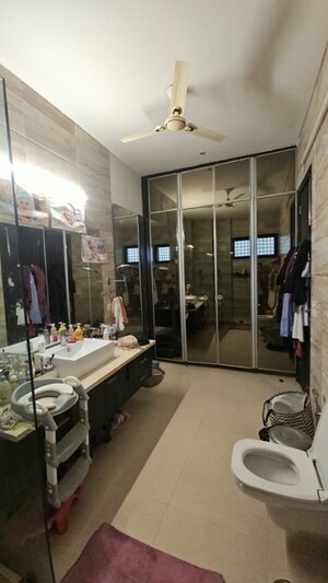 Team Area in 3 BHK Builder Floor at Sushant Lok I – for Rent