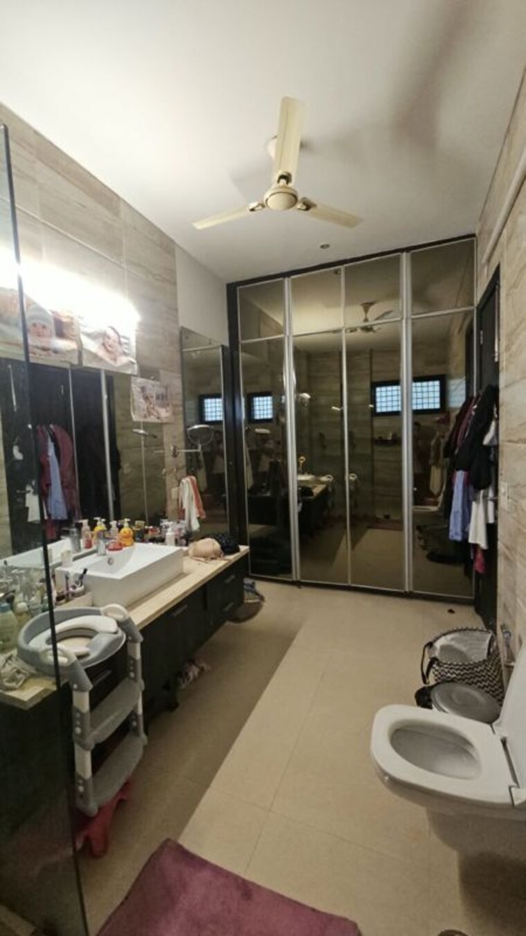 Team Area, sushant lok i 3 Bedroom 300 Sq.Yd. Builder Floor In Sushant Lok I Gurgaon 10747978