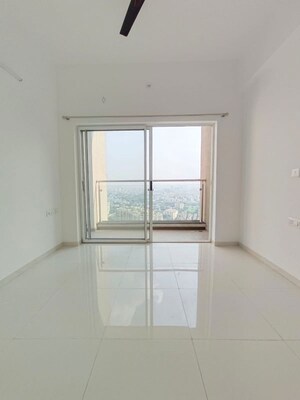 Room in 3 BHK Apartment at Runwal The Central Park, Chinchwad – for Rent