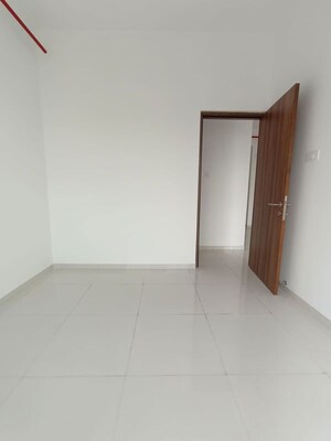 Room in 3 BHK Apartment at Runwal The Central Park, Chinchwad – for Rent