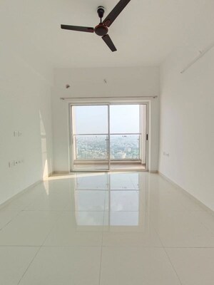 Room in 3 BHK Apartment at Runwal The Central Park, Chinchwad – for Rent