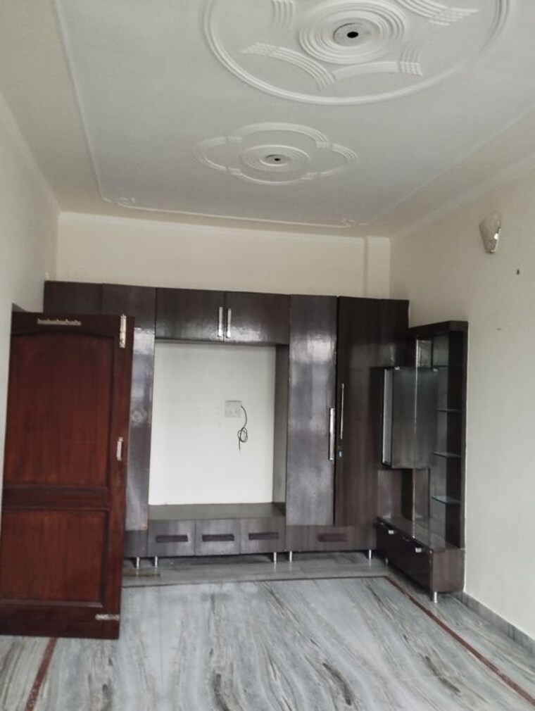 Room, sector 15 2 Bedroom 385 Sq.Yd. Independent House In Sector 15 Sonipat 10748097