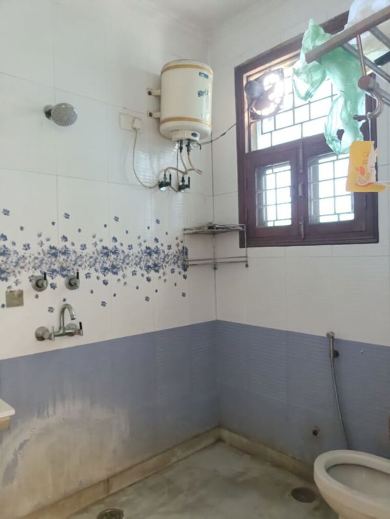 Bathroom, sukhdev vihar 3 Bedroom 270 Sq.Yd. Builder Floor In Sukhdev Vihar Delhi 10748187