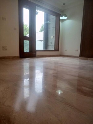 Room in 3 BHK Builder Floor at Defence Colony – for Rent