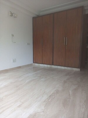 Room in 3 BHK Builder Floor at Defence Colony – for Rent