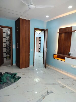 Room in 3 BHK Builder Floor at Sector 27 – for Rent