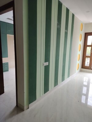 Room in 3 BHK Builder Floor at Sector 27 – for Rent