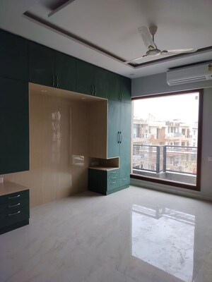 Room in 3 BHK Builder Floor at Sector 27 – for Rent