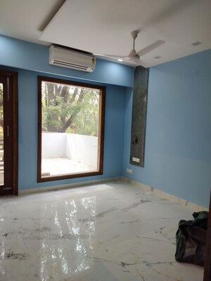 Room in 3 BHK Builder Floor at Sector 27 – for Rent