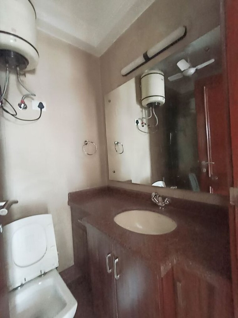 Bathroom, greater kailash 3 Bedroom 1800 Sq.Ft. Builder Floor In Greater Kailash Delhi 10748670