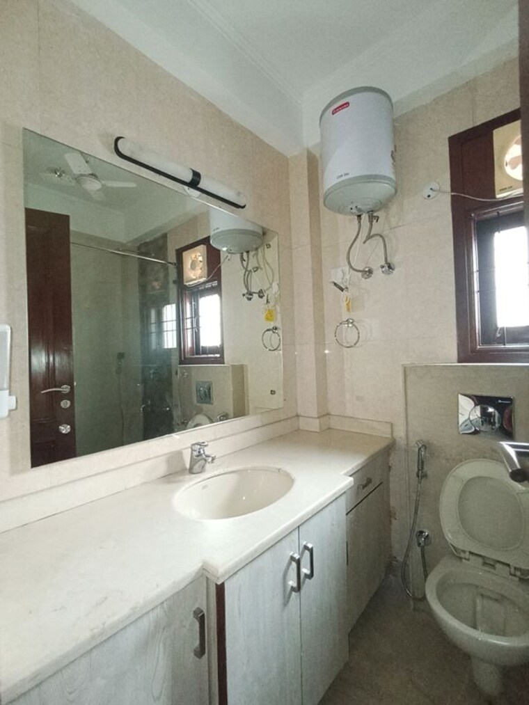Bathroom, greater kailash 3 Bedroom 1800 Sq.Ft. Builder Floor In Greater Kailash Delhi 10748670
