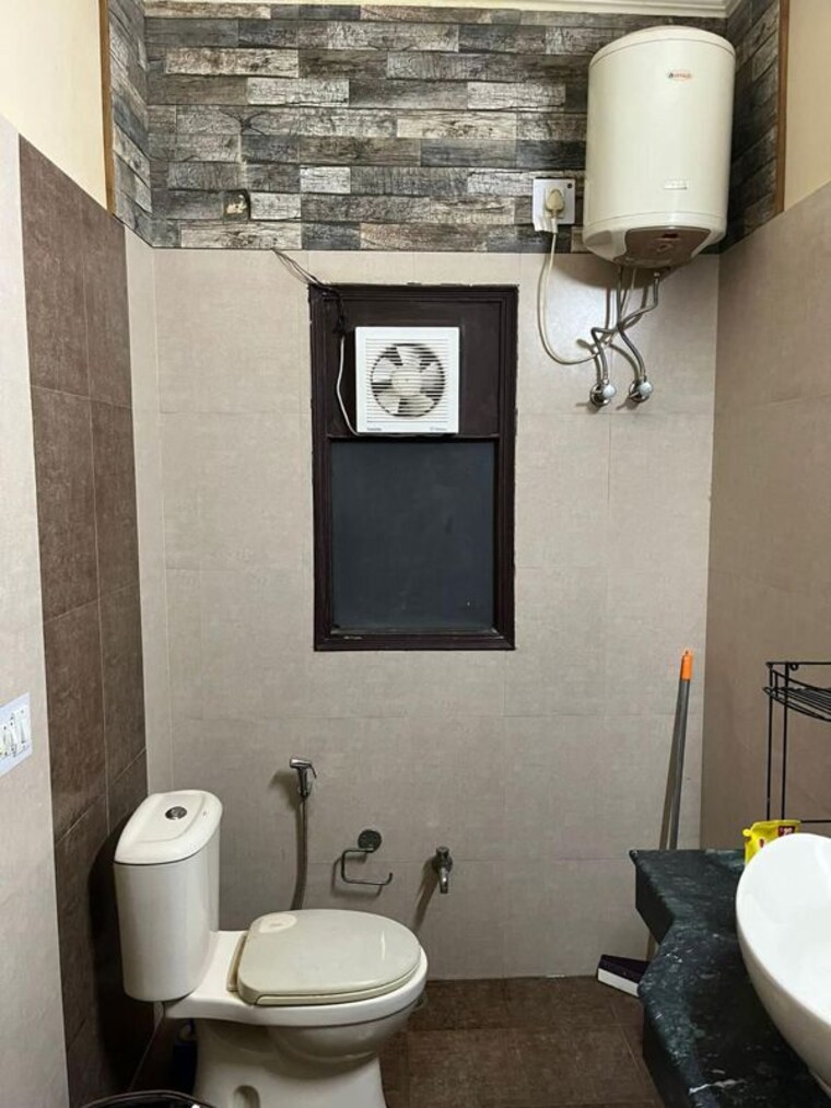 Bathroom, dlf phase i 2 Bedroom 1300 Sq.Ft. Builder Floor In Dlf Phase I Gurgaon 10748688