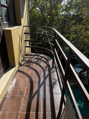 Balcony in 2 BHK Builder Floor at Dlf Phase I – for Rent