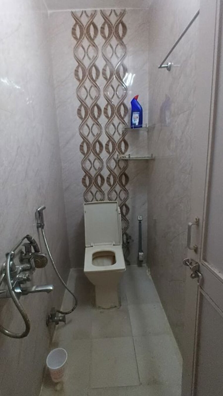 Bathroom, lajpat nagar 2 Bedroom 1000 Sq.Ft. Builder Floor In Lajpat Nagar Delhi 10748694