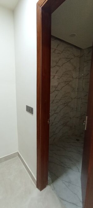 Furnished Amenities in 3 BHK Builder Floor at BPTP District 3, Sector 85 – for Sale