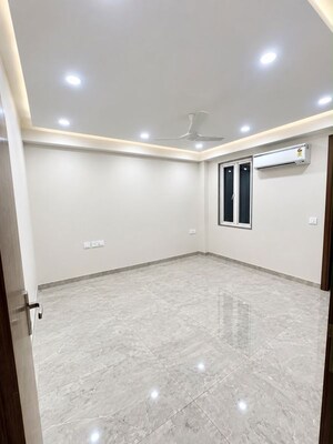 Room in 5 BHK Builder Floor at Sushant Lok I – for Rent