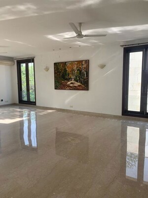 Room in 4 BHK Builder Floor at Panchsheel Park – for Rent
