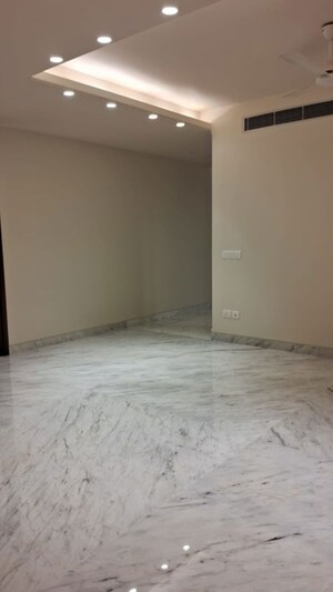Room in 4 BHK Builder Floor at Chirag Enclave – for Rent