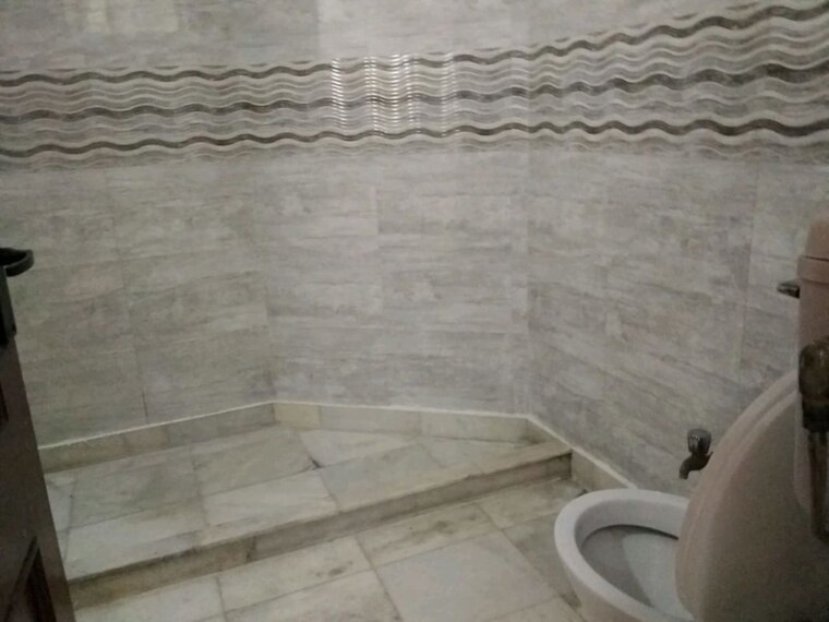 Bathroom, greater kailash i 3 Bedroom 1800 Sq.Ft. Builder Floor In Greater Kailash I Delhi 10748829
