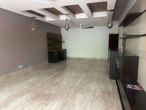 Room in 4 BHK Builder Floor at Panchsheel Park – for Rent