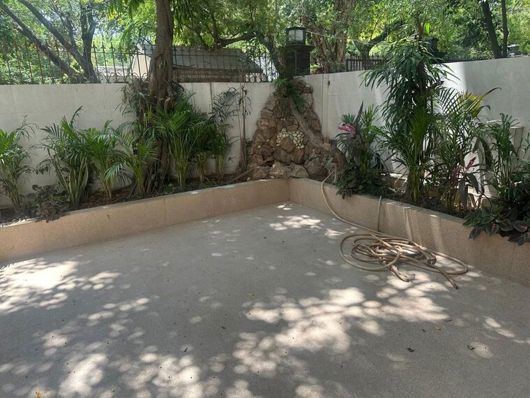 Garden, panchsheel park 4 Bedroom 2700 Sq.Ft. Builder Floor In Panchsheel Park Delhi 10748870