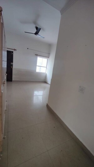 Room in 3 BHK Apartment at Arun Vihar, Sector 29 – for Rent