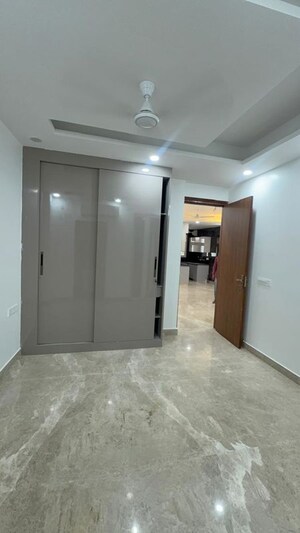 Room in 3 BHK Builder Floor at Chittaranjan Park – for Rent