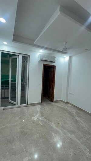 Room in 3 BHK Builder Floor at Chittaranjan Park – for Rent