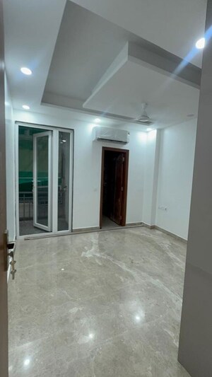 Room in 3 BHK Builder Floor at Chittaranjan Park – for Rent