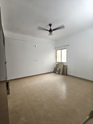 Room in 3 BHK Apartment at Express Green, Sector 44 – for Rent