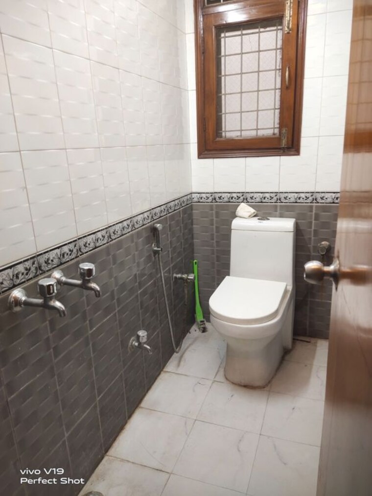 Bathroom, east of kailash 3 Bedroom 1550 Sq.Ft. Builder Floor In East Of Kailash Delhi 10749016