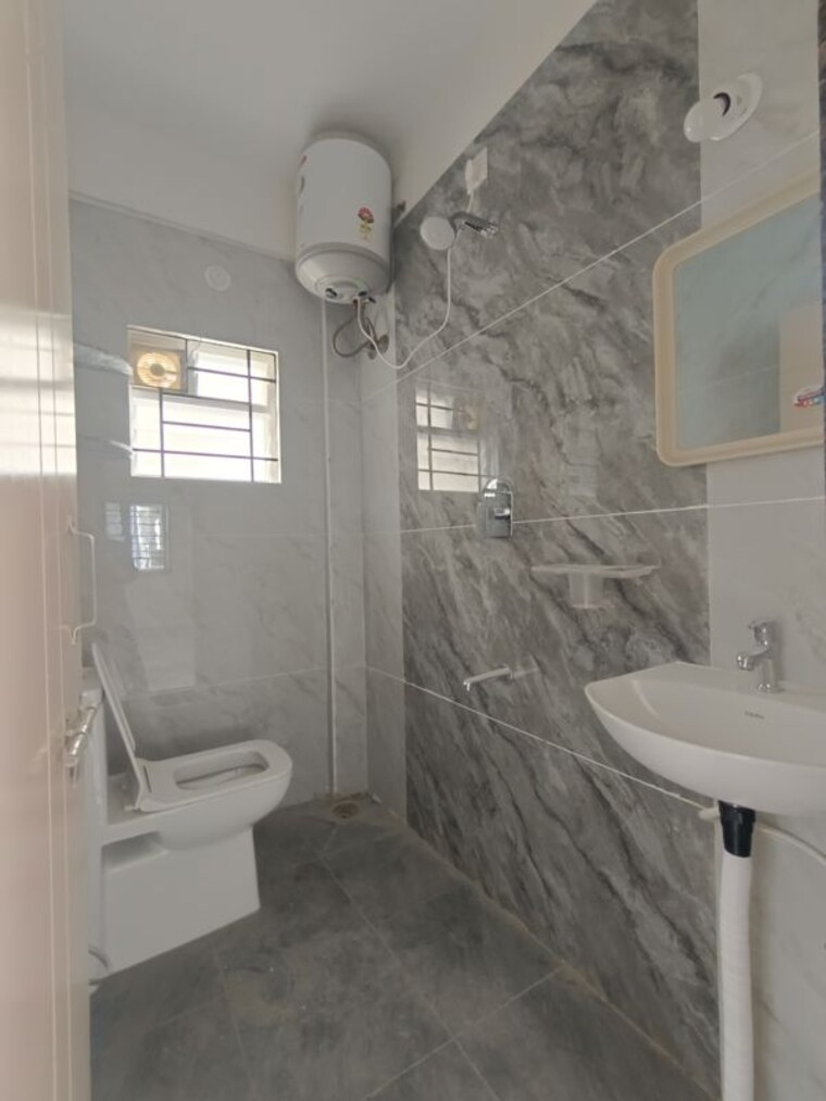 Bathroom, hal layout 1 Bedroom 550 Sq.Ft. Builder Floor In Hal Layout Bangalore 10749057