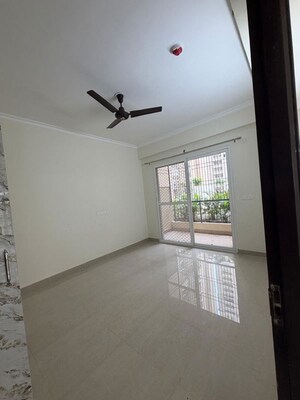 Room in 4 BHK Apartment at Crystal Apartments Noida, Sector 73 – for Rent