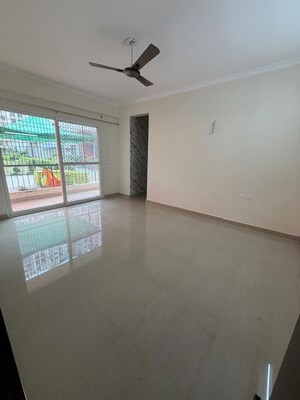 Room in 4 BHK Apartment at Crystal Apartments Noida, Sector 73 – for Rent