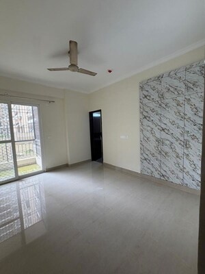 Room in 4 BHK Apartment at Crystal Apartments Noida, Sector 73 – for Rent