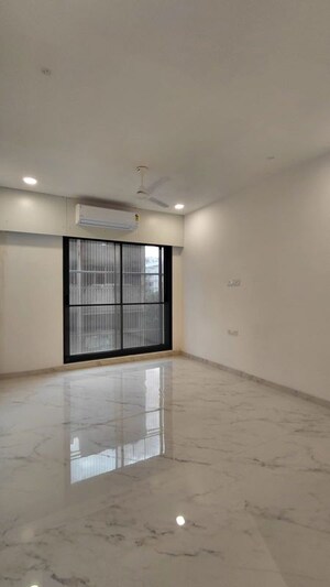 Room in 3 BHK Apartment at DLH Signature, Bandra West – for Rent