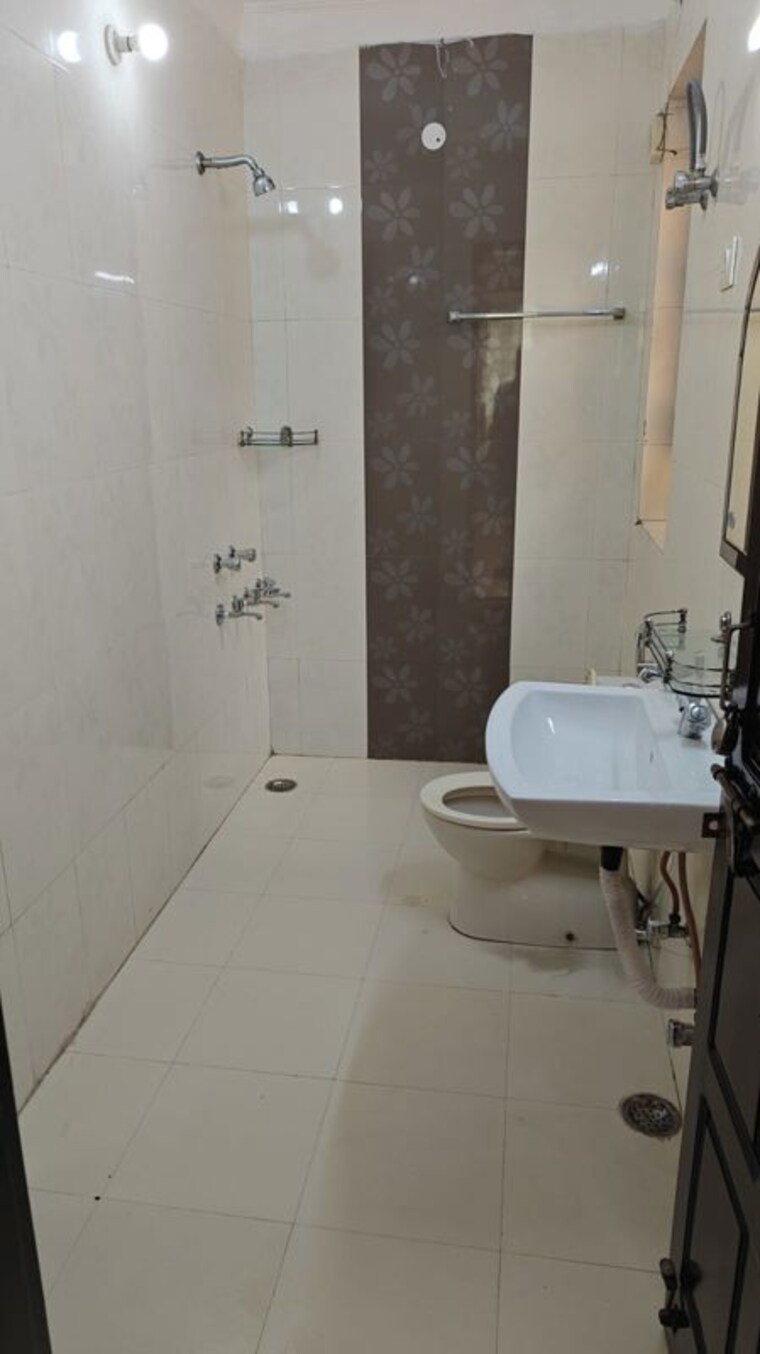 Bathroom, sector 46 3 Bedroom 350 Sq.Yd. Builder Floor In Sector 46 Gurgaon 10749151