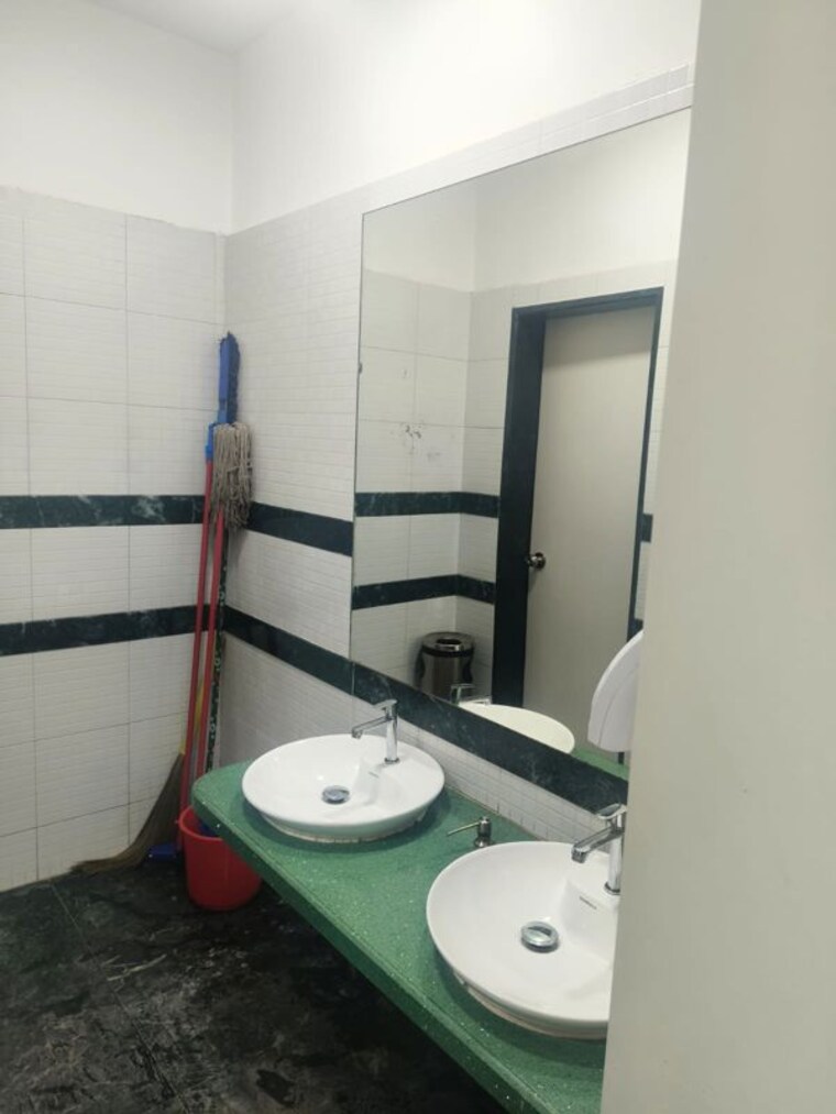 Bathroom, nahar-business-center Commercial Office Space 2000 Sq.Ft. In Powai Mumbai 10749280