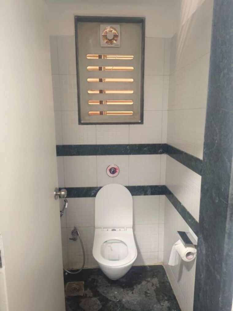 Bathroom, nahar-business-center Commercial Office Space 2000 Sq.Ft. In Powai Mumbai 10749280