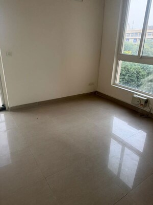 Room in 2 BHK Apartment at Emaar Emerald Estate, Sector 65 – for Rent