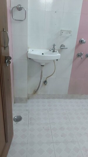 Bathroom in 1.5 BHK Builder Floor at Mayur Vihar – for Rent