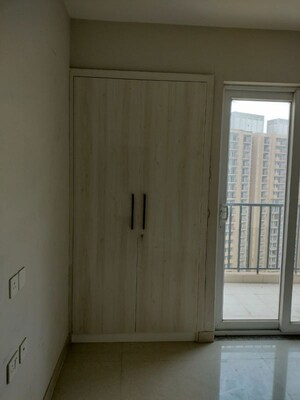 Room in 2 BHK Apartment at Tata Eureka Park, Sector 150 – for Rent