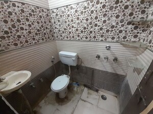 Washroom in 1.5 BHK Builder Floor at Mayur Vihar 1 – for Rent