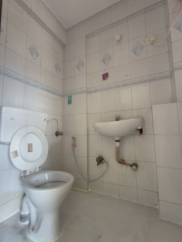 Bathroom, chembur 2 Bedroom 650 Sq.Ft. Apartment In Chembur Mumbai 10749344