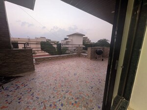 Parking in 1 BHK Apartment at Juhu – for Rent