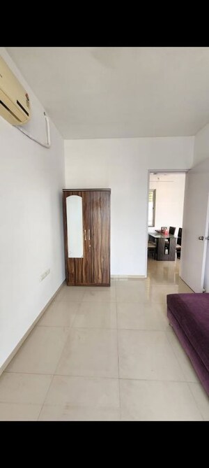 Room in 3 BHK Apartment at Sheth Vasant Lawns, Laxmi Nagar – for Rent