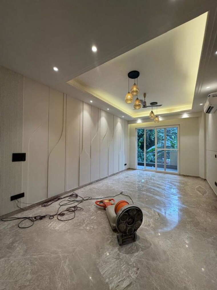  Parking, kalkaji 3 Bedroom 200 Sq.Yd. Builder Floor In Kalkaji Delhi 10748580